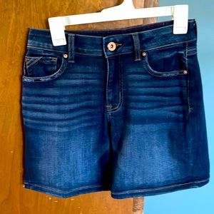 Women’s high rise dark jean shorts Size 4